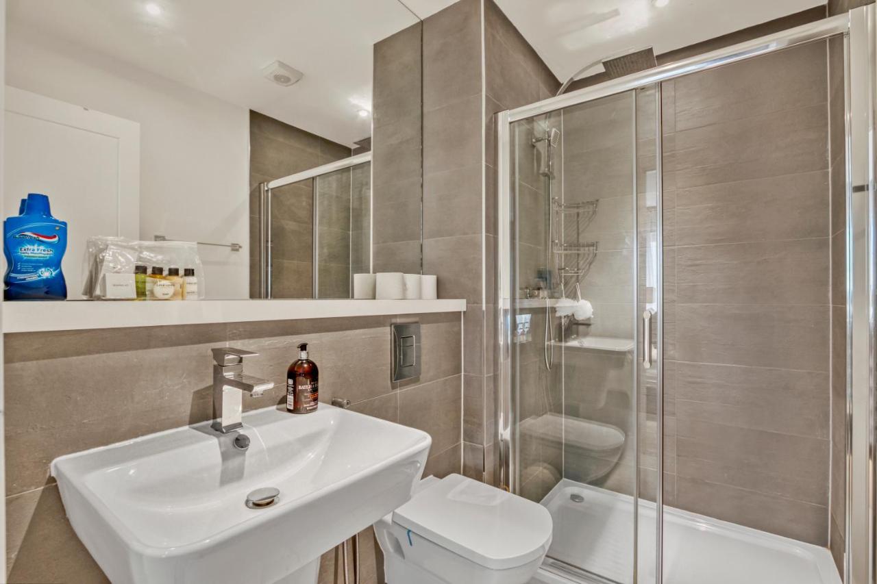 Modern 2 Bedroom & 2 Bathroom In Fulham Apartment *